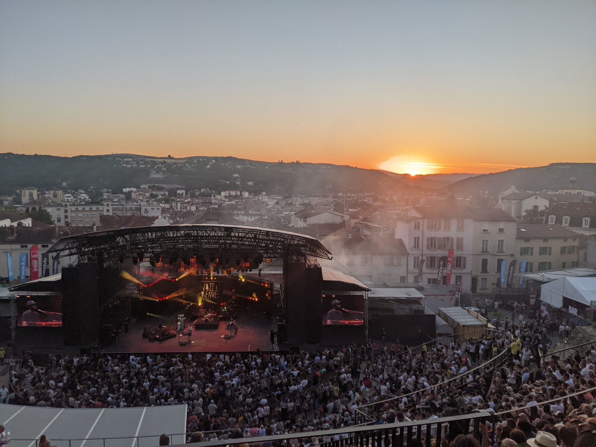 Vue plongeante du haut du Théâtre Antique de Vienne sur la scène du Festival Jazz à Vienne