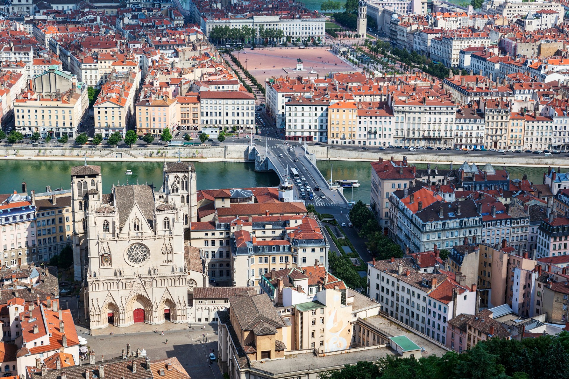 Vue d'un drone la place Bellecour, la cathédrale saint Jean-Baptiste au centre ville de Lyon.