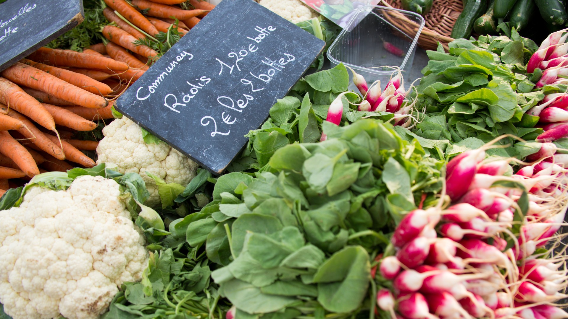 Etalage de légumes sur un marché dans le Rhône