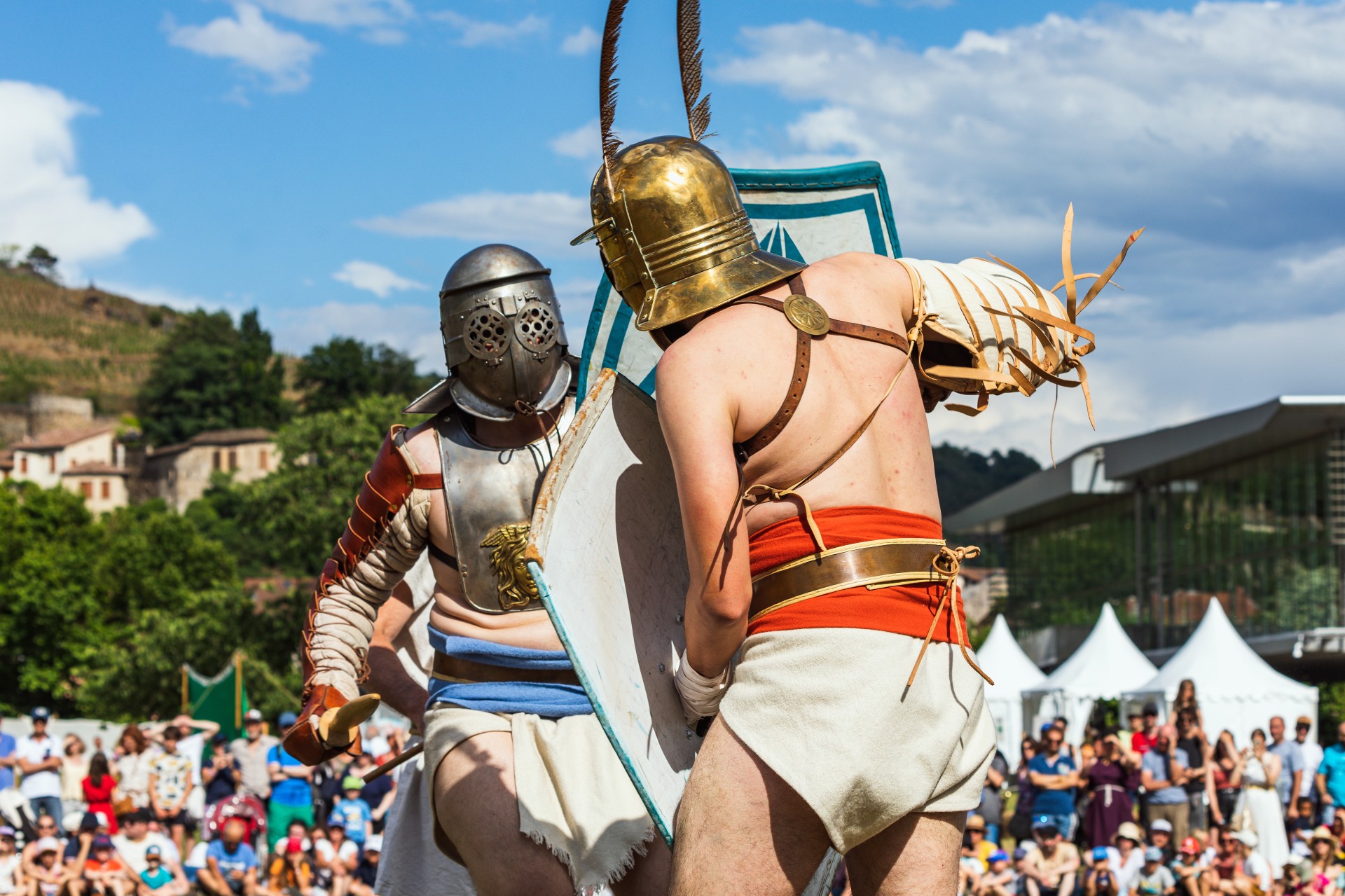 Réplique de combat de gladiateurs sur le site archéologique des Journées gallo-Romaine au Musée de Saint-Romain -en-Gal