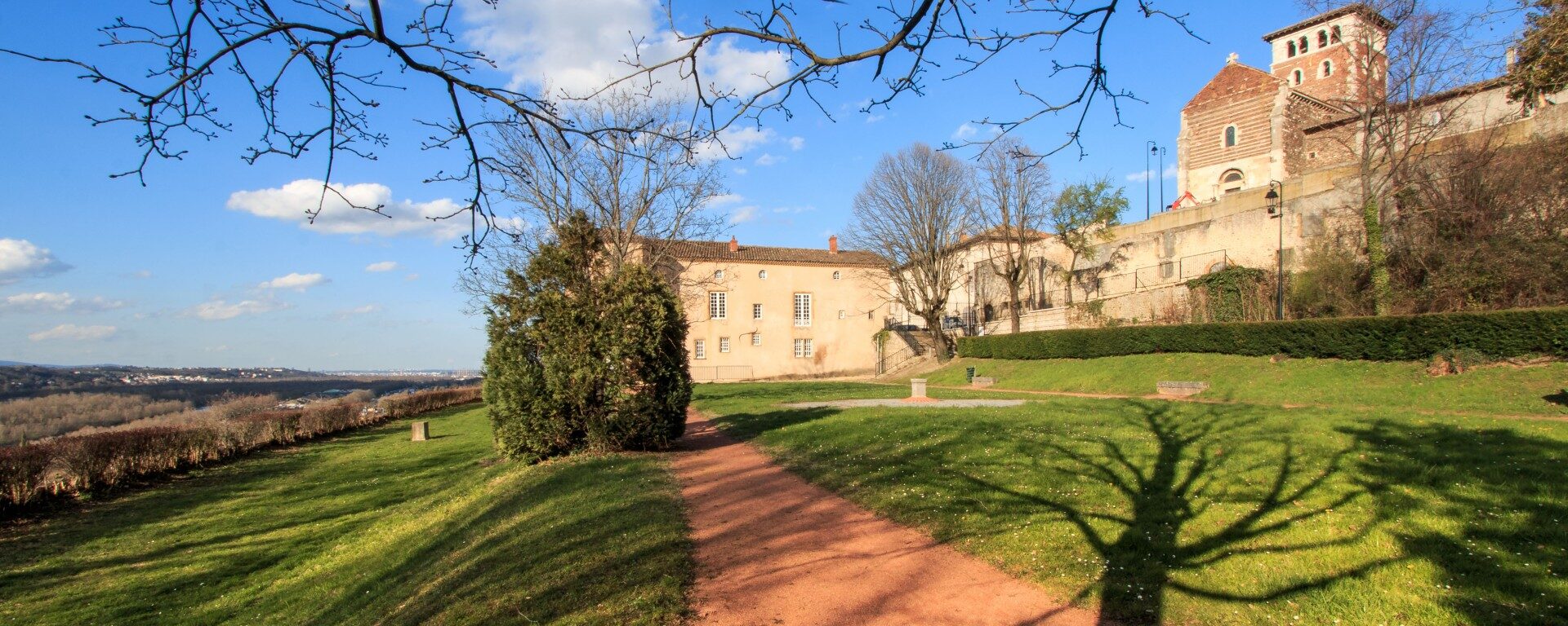 Le jardin du château de la porte en hiver. Château de la porte situé à droite.