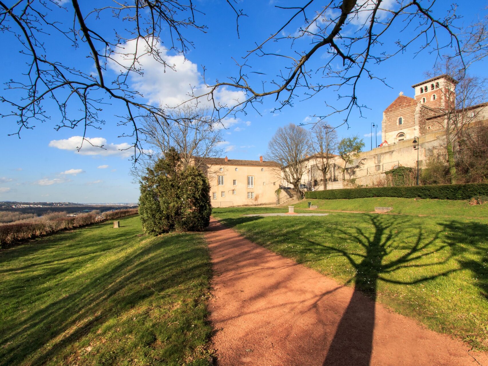 Le jardin du château de la porte en hiver. Château de la porte situé à droite.
