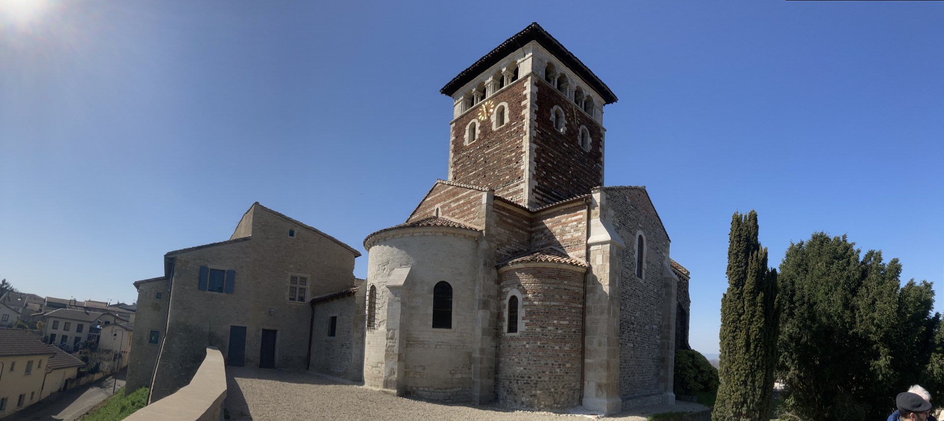 Vue sur prieuré chevet de l'église presbytère à Ternay, dans le pays de l'Ozon, en pleine journée.
