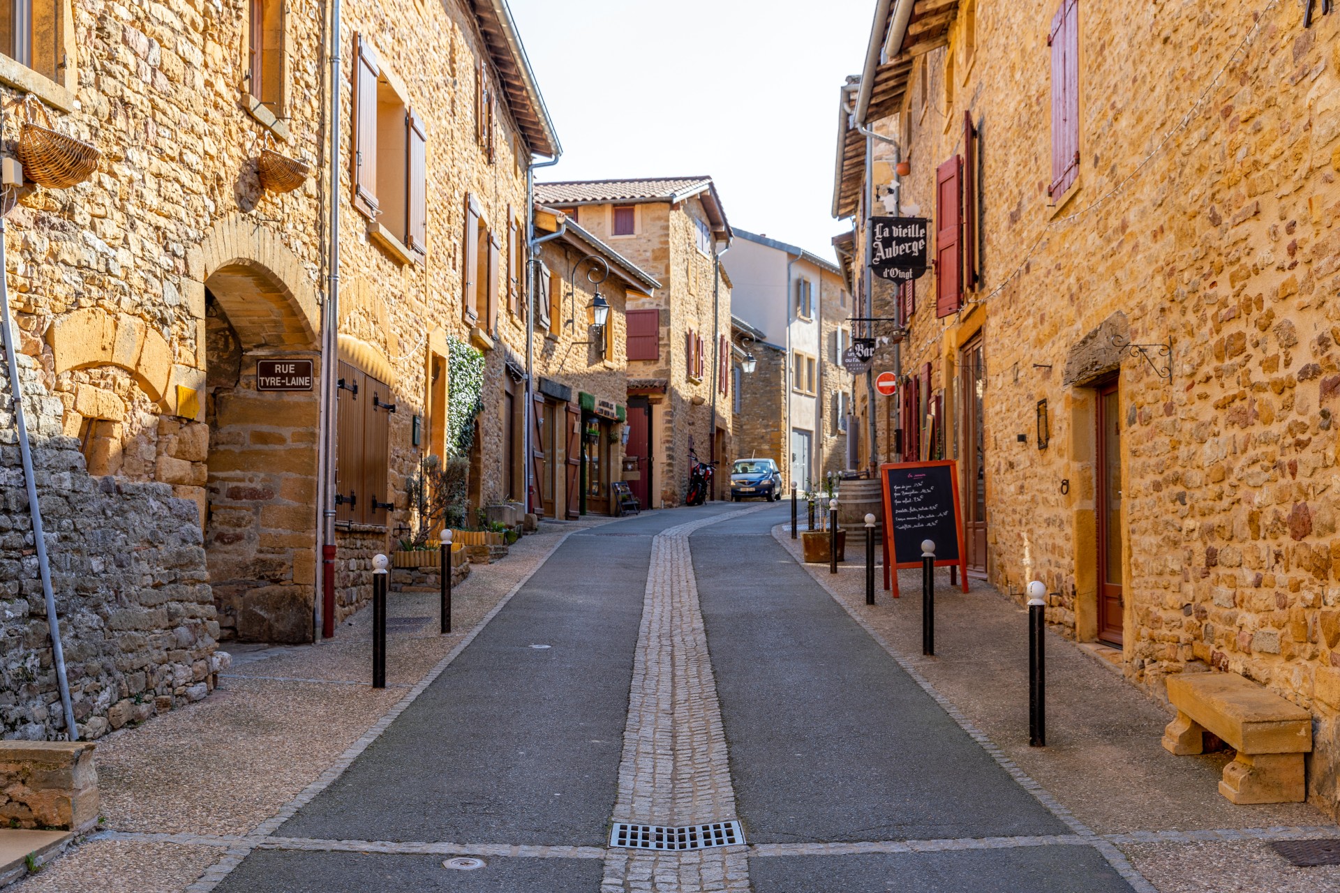 Village d'Oingt, typique en pierres dorées et classé 