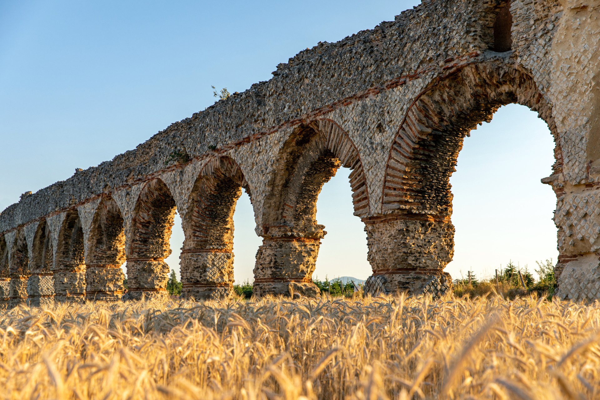 Une partie des 72 arches encore debout de l'aqueduc romain du Gier à Chaponost au Plat de l'Air dans les Monts du Lyonnais.