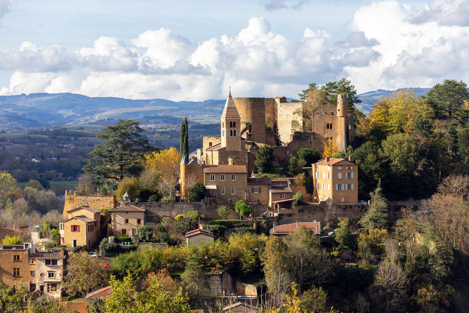 Partie haute du village en pierres dorées de Châtillon-d'Azergues. Elle est occupée par un château fort du XIIe siècle en ruine et la chapelle Saint-Barthélémy, dite Notre-Dame-de-Bon-Secours