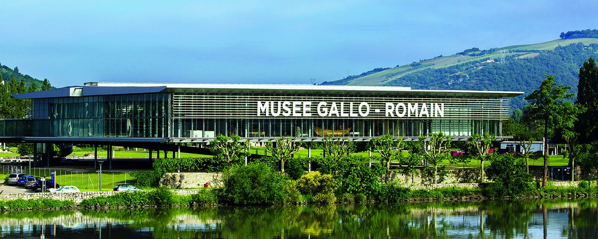 Le musée Gallo-Romain de Saint-Romain-en-Gal, construit sur pilotis et ses espaces d'expositions vu depuis l'extérieur et le long du Rhône