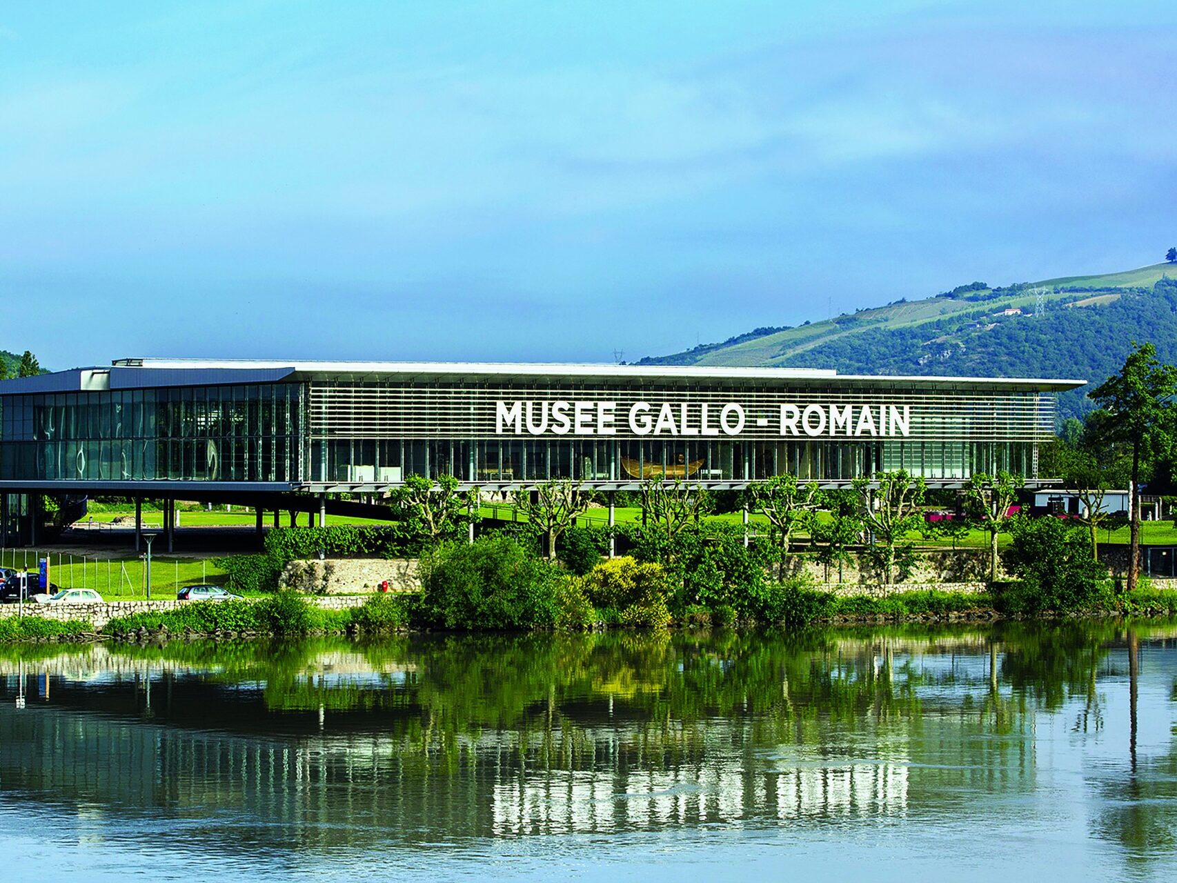 Le musée Gallo-Romain de Saint-Romain-en-Gal, construit sur pilotis et ses espaces d'expositions vu depuis l'extérieur et le long du Rhône