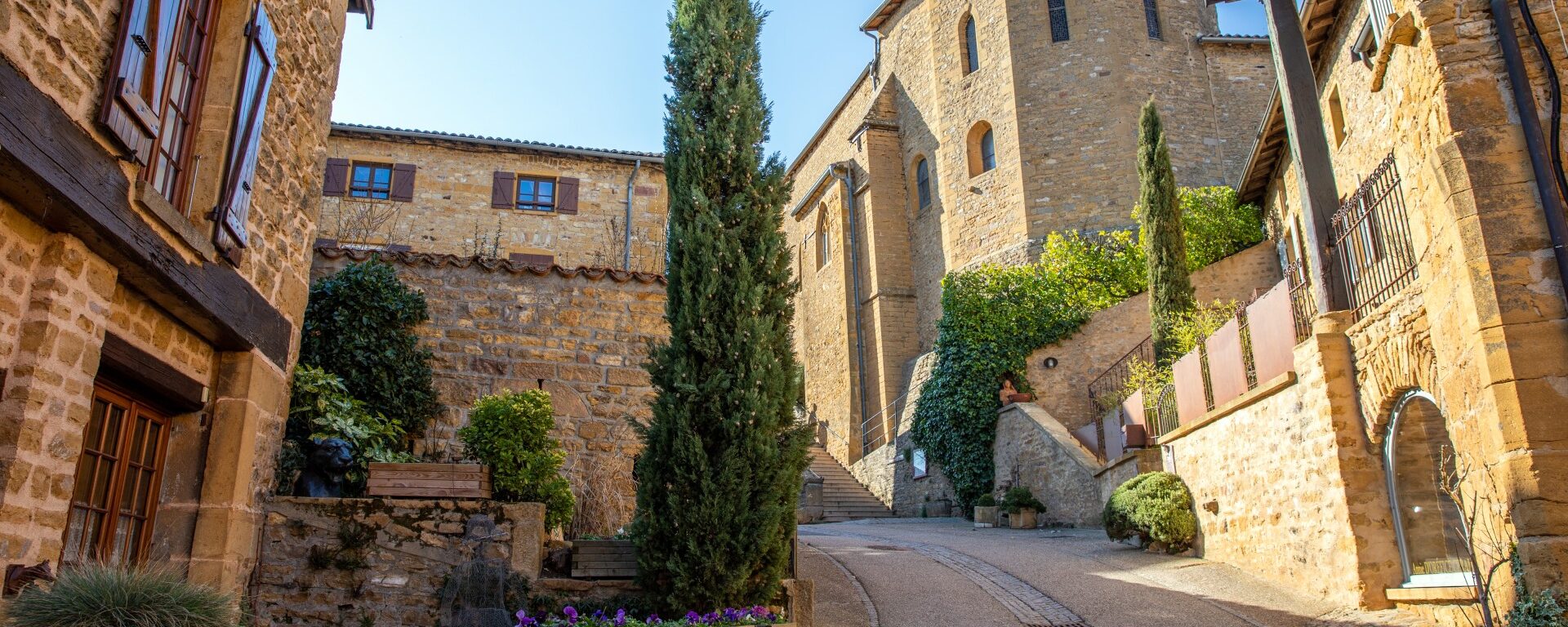 Village d'Oingt, typique en pierres dorées et classé