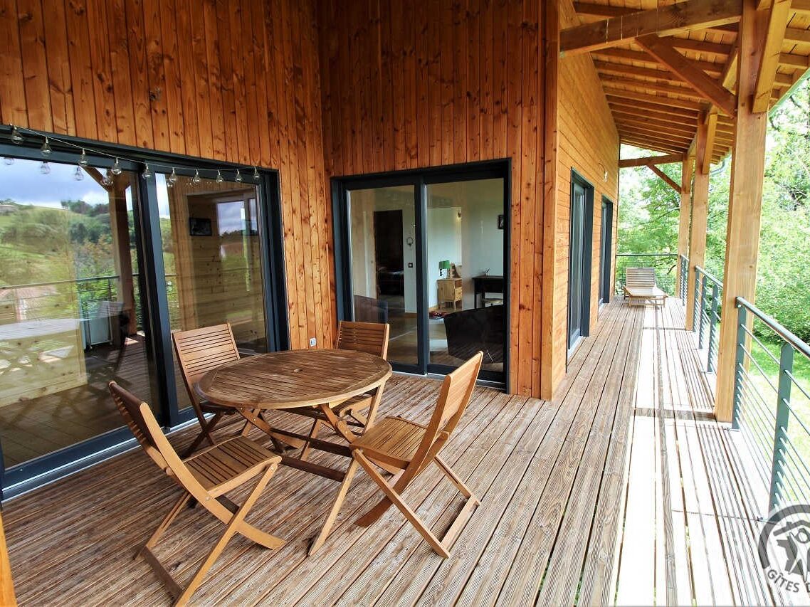 terrasse d'un hébergement en bois avec une table en bois.