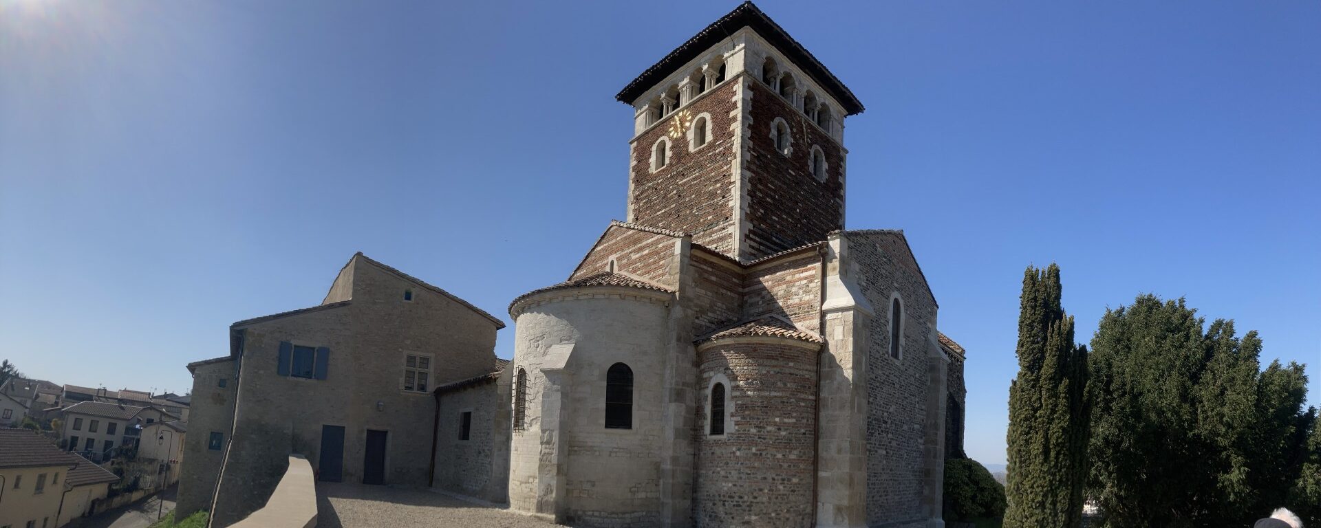Vue sur prieuré chevet de l'église presbytère à Ternay, dans le pays de l'Ozon, en pleine journée.