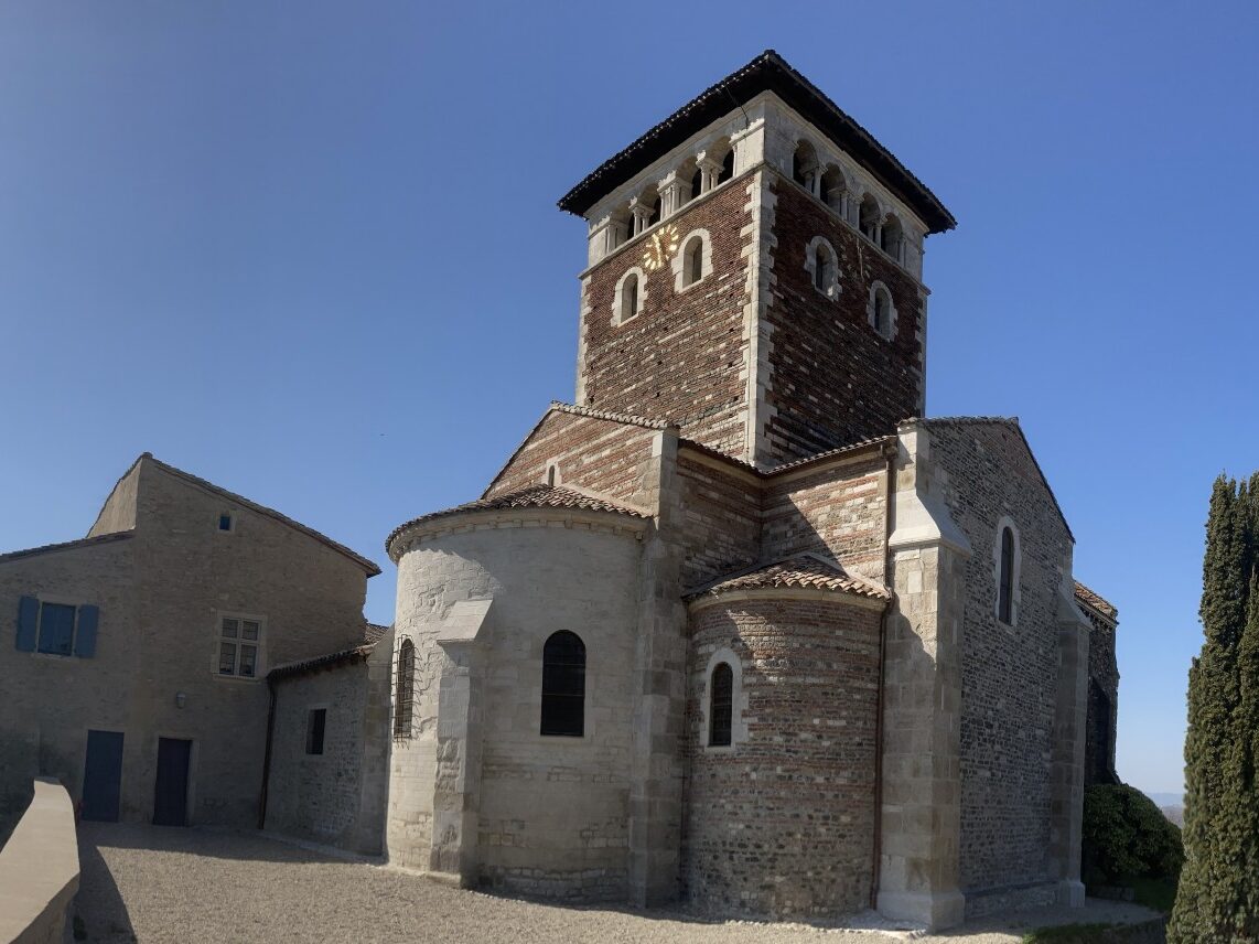 Vue sur prieuré chevet de l'église presbytère à Ternay, dans le pays de l'Ozon, en pleine journée.